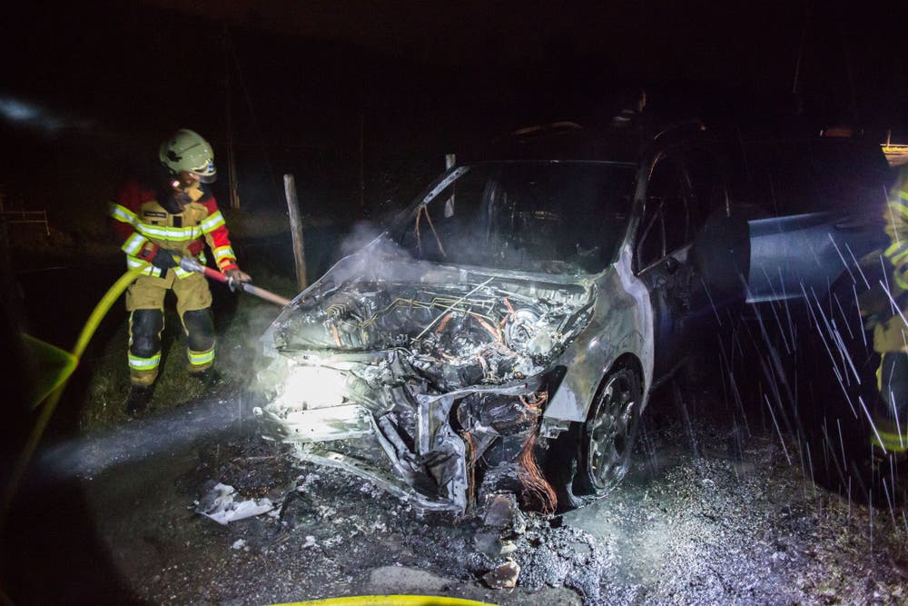 Zug - 10. NovemberNach einem Selbstunfall auf dem Zugerberg ist ein Auto in Brand geraten. Der Fahrer konnte das Auto rechtzeitig verlassen. Verletzt wurde niemand. (Bild: Zuger Polizei)