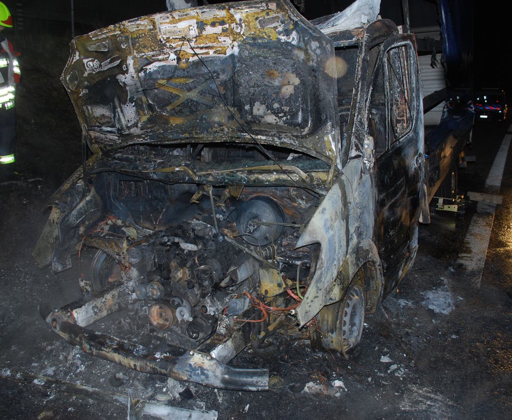 Uffikon - 1. NovemberAuf der Autobahn A2 ist ein Lieferwagen in Brand geraten. Das Fahrzeug erlitt Totalschaden. Verletzt wurde niemand. (Bild: Luzerner Polizei)