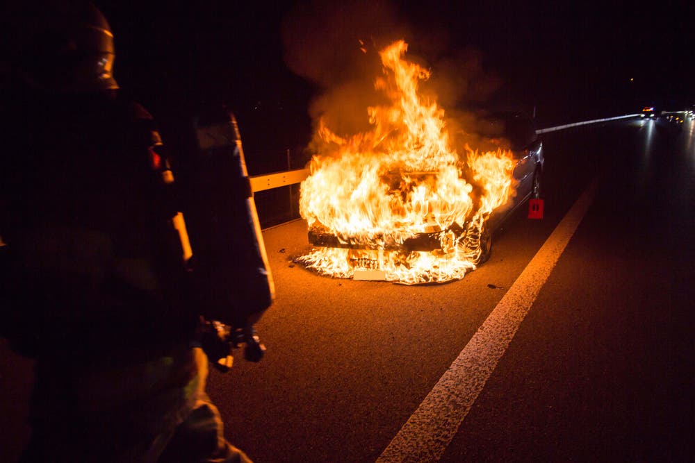 Baar - 12. NovemberDer Motorenraum eines Autos geriet auf der Autobahn A4a in Brand. Die Lenkerin konnte sich rechtzeitig in Sicherheit bringen. (Bild: Zuger Polizei)