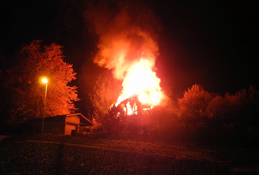 Altendorf - 12. NovemberEin Einfamilienhaus ist durch ein Feuer stark beschädigt worden. Zum Zeitpunkt der Brandentdeckung befanden sich keine Personen im Wohnhaus. Bei den Löscharbeiten wurde ein Feuerwehrmann leicht verletzt. (Bild: Kantonspolizei Schwyz)