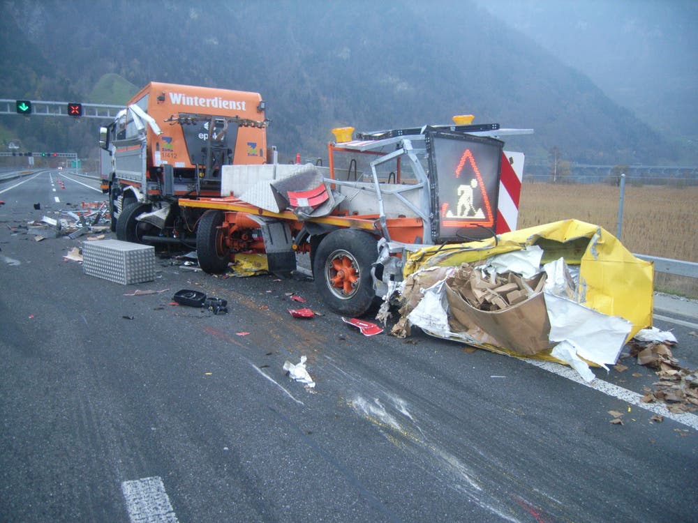 Seedorf - 19. NovemberEin Lastwagen-Chauffeur aus Italien hat einen Signalisationsanhänger gerammt. Eine Personen wurde verletzt. Gemäss eigenen Angaben schlief der Chauffeur kurz ein. (Bild: Kantonspolizei Uri)