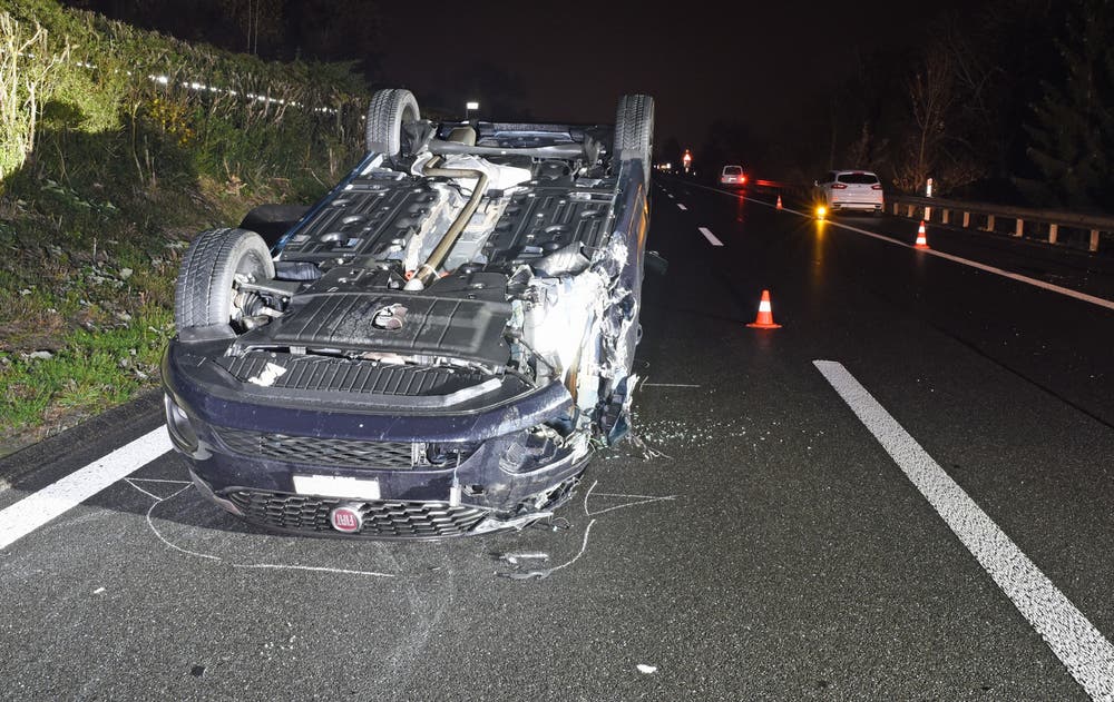 Eich - 21. NovemberBei einem Verkehrsunfall auf der Autobahn A2 ist ein Fahrzeug auf dem Dach zu liegen bekommen. Involviert waren vier Fahrzeuge. Verletzt wurde glücklicherweise niemand. (Bild: Luzerner Polizei)
