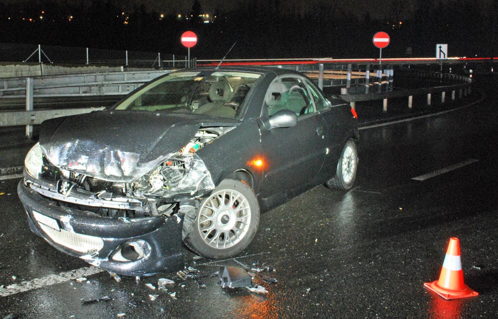 Buchrain - 21. NovemberEin Selbstunfall bei der Autobahneinfahrt auf die A14 geht glimpflich auch. Eine Lenkerin bleibt unverletzt. Sie hatte die Kontrolle über ihr Fahrzeug verloren. (Bild: Luzerner Polizei)