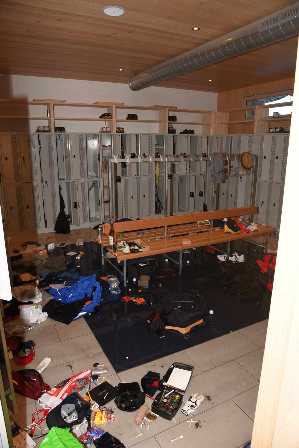 Morschach - 22. NovemberUnbekannte brechen in den Golfclub in Morschach ein. Die Bilanz: Einige tausend Franken Bargeld fehlen und... (Bild: Kantonspolizei Schwyz)