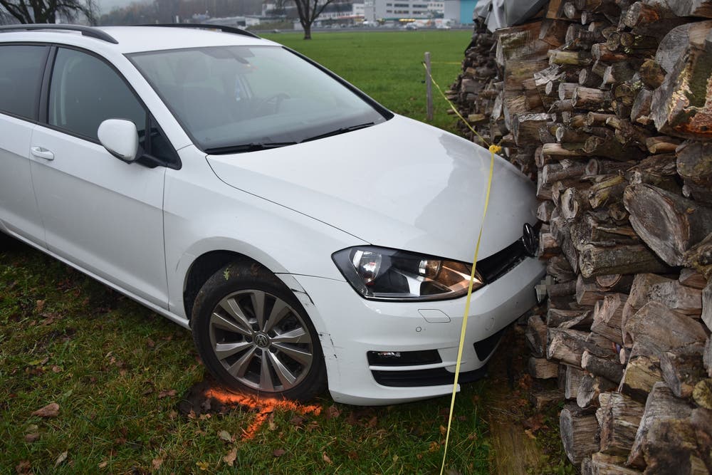 Stans - 22. NovemberBeim Kreisel Allmend hat ein Autofahrer einen Selbstunfall verursacht. Der Lenker fuhr über eine Wiese mehrere hundert Meter weiter, bis er in eine Holzbeige krachte. Die Unfallursache ist unklar.