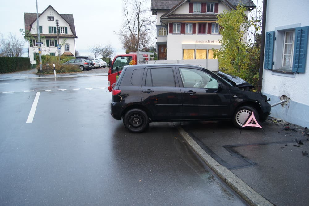 Oberwil - 24. NovemberEine Autofahrerin prallt gegen einen Lieferwagen und gegen eine Hausfassade. Die Neulenkerin, welche seit rund einem halben Jahr über einen Fahrausweis verfügt, musste diesen auf der Stelle abgeben.