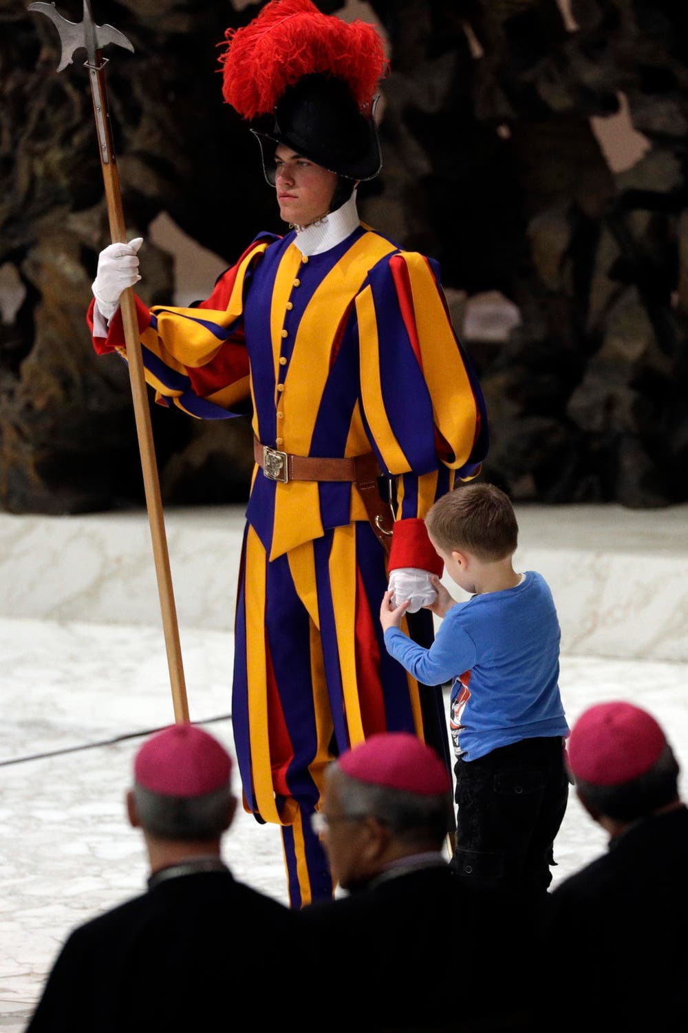 Dann prüft er auch den Gardisten auf der anderen Seite des Papstes. Doch dann ist genug für heute und der Bube wird von der Bühne geführt. Und dann sagt der Papst ins Mikrofon: «Der Knabe hat mich nachdenklich gemacht. Er ist frei. Undiszipliniert – aber frei. Bin ich so frei vor Gott?» (Bild: Gregorio Borgia, Rom, 28. November 2018)