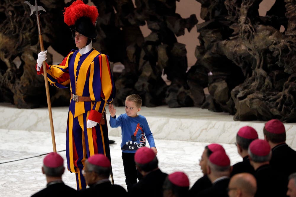 Die Botschaft des Papstes interessiert ihn nicht, umso mehr aber ein weiterer Gardist. (Bild: Gregorio Borgia, Rom, 28. November 2018)
