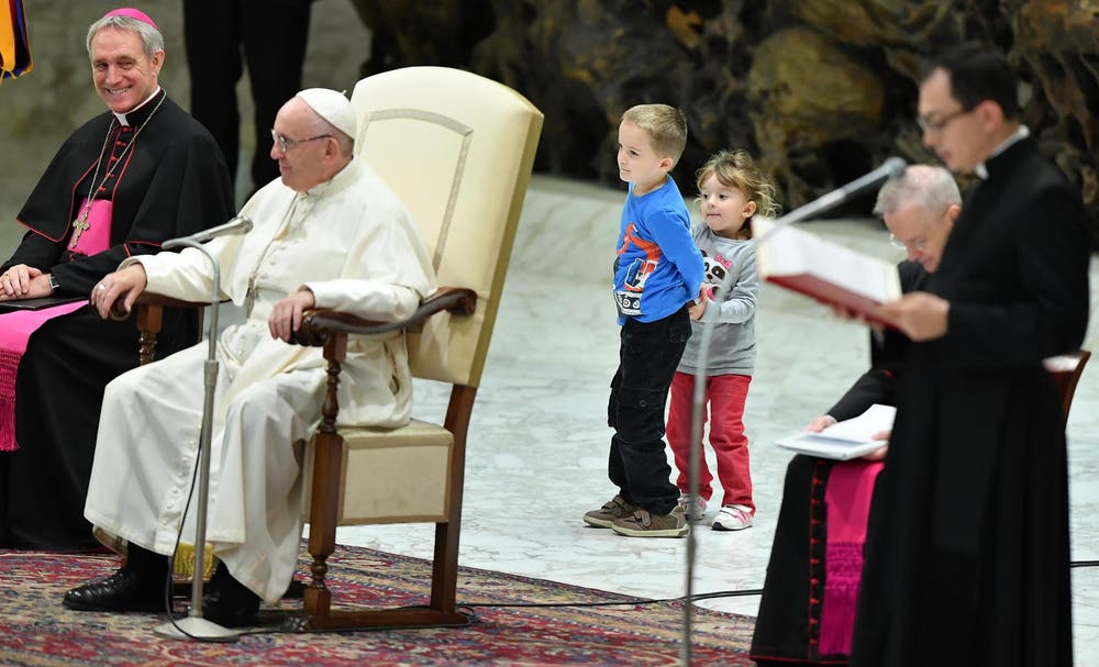 Bei der wöchentlichen Generalaudienz von Papst Franziskus am Mittwoch 28. November 2018 ist ein taubstummer Knabe auf die Bühne geklettert. (Bild: Ettore Ferrari, Rom, 28. November 2018)