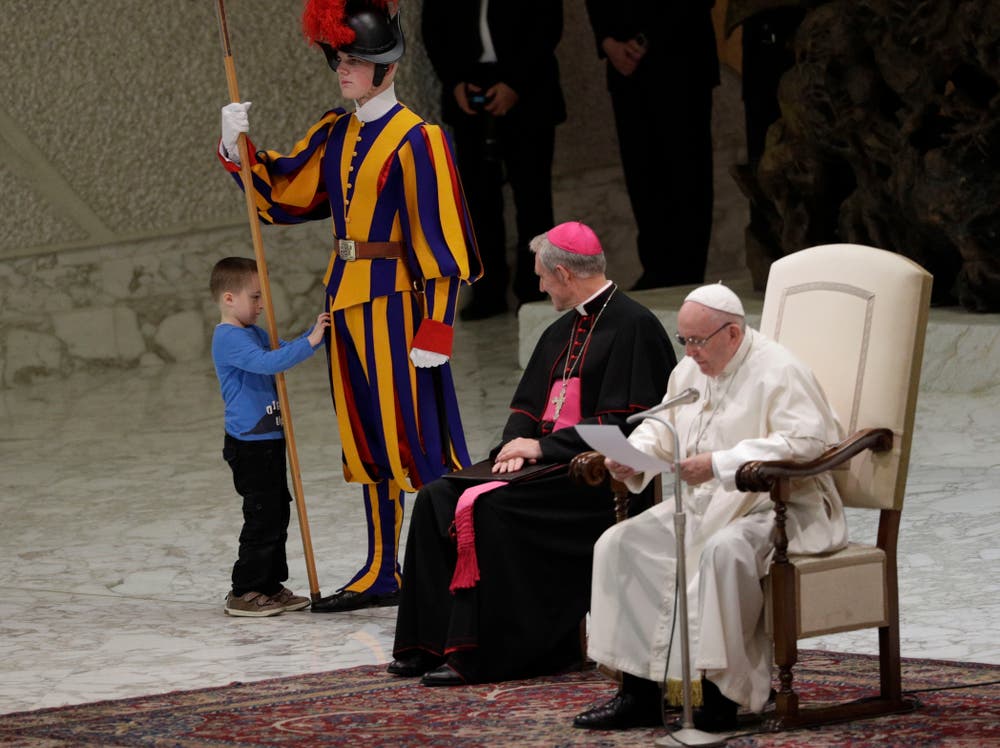 Langsam geht der Knabe auf Tuchfühlung, während der Papst seine Botschaft in verschiedenen Sprachen vorliest. (Bild: Gregorio Borgia, Rom, 28. November 2018)