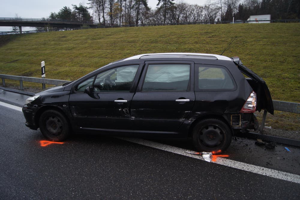 Baar - 27. NovemberEin Autofahrer ist auf der Autobahn A4a in der Blegikurve in die Leitplanke geprallt und auf dem Überholstreifen zum Stillstand gekommen. Der Mann wurde leicht verletzt.