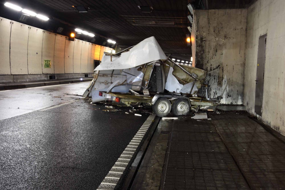 Beckenried - 27. NovemberIm Seelisbergtunnel löste sich aus bisher ungeklärten Gründen ein Anhänger von einem Zugfahrzeug. Verletzt wurde glücklicherweise niemand.