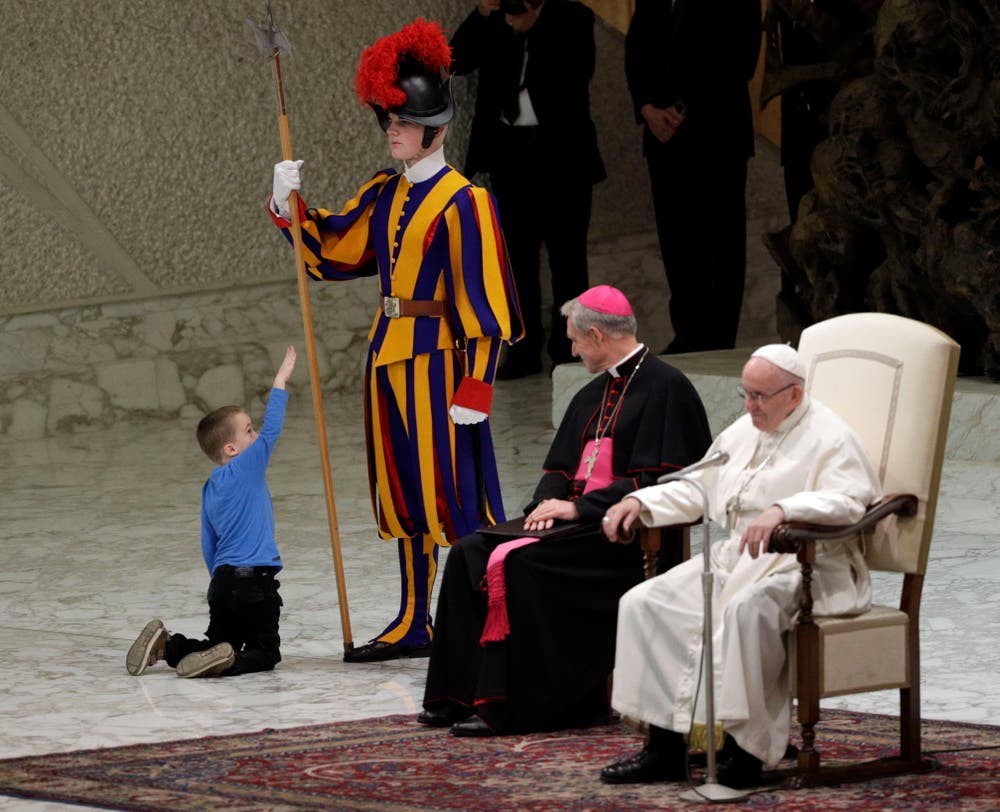 Papst Franziskus und Erzbischof Georg Gänswein müssen sich mit der Rolle als Statisten zufrieden geben. (Bild: Ettoro Ferrari, Rom, 28. November 2018)