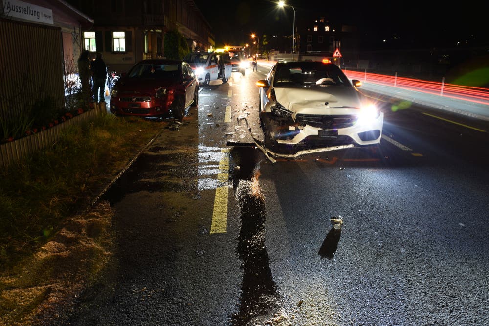 Stansstad - 28. NovemberAuf der Stanserstrasse sind gegen 17.45 Uhr zwei Autos zusammengestossen. Dabei zog sich ein Lenker leichte Verletzungen zu. Der Sachschaden ist gross.