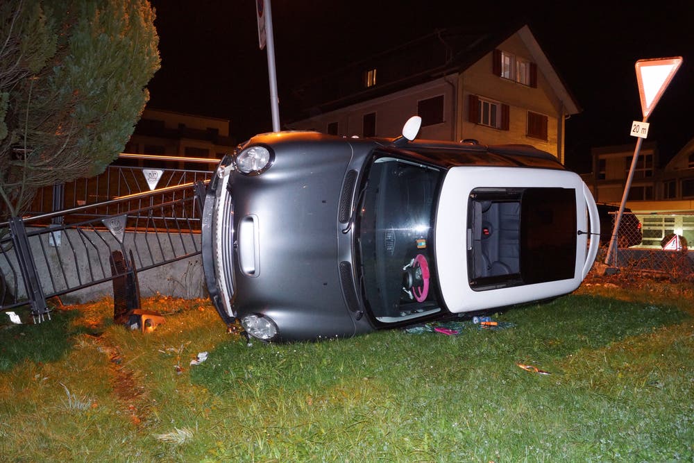 Unterägeri - 28. NovemberEine 18-jährige Frau verliert bei einem Abbiegemanöver die Beherrschung über ihr Fahrzeug. Die drei Insassen blieben glücklicherweise unverletzt.