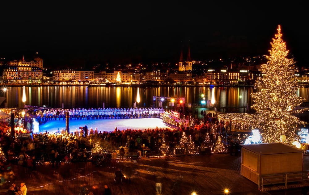 Eröffnung der Weihnachtsbeleuchtung in Luzern, mit Begleitmusik der 130 Beckenrieder Trichler. (Bild: Caroline Pirskanen, 24. November 2018)