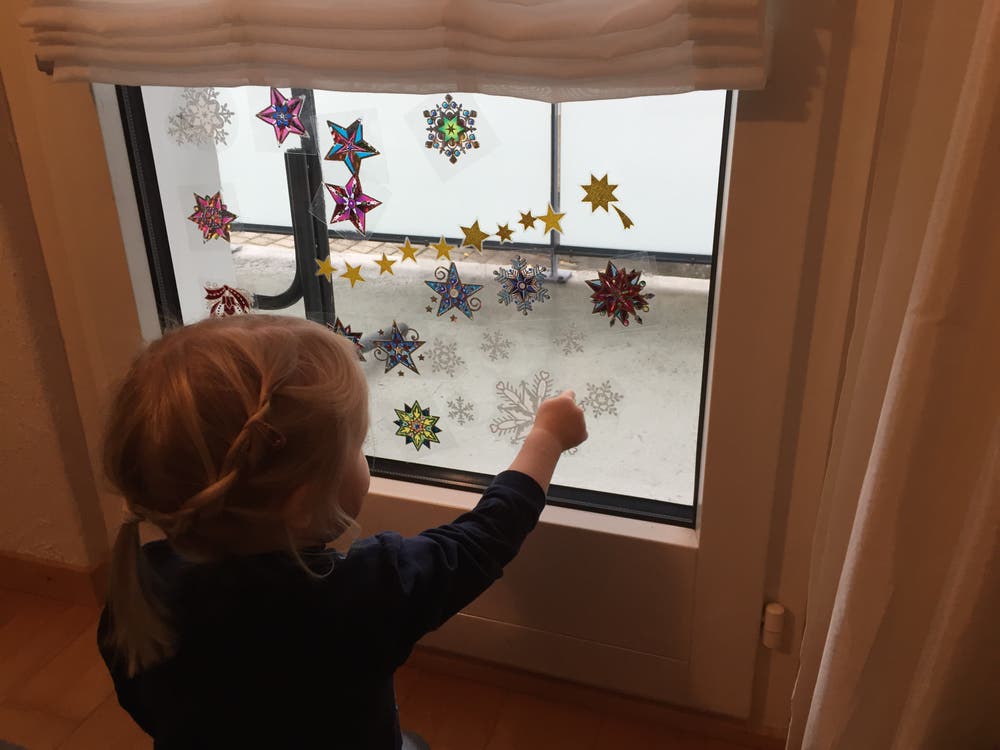 Kind hilft beim Dekorieren. (Bild: Sonja Aeschbacher (Sursee, 26. November 2018))