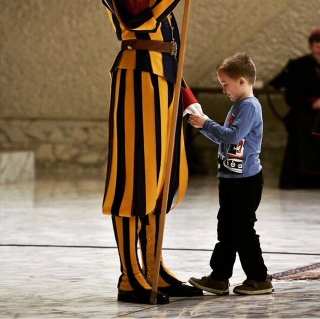 Nun will der taubstumme Knabe auch ganz genau wissen, was ein Schweizer Gardist ist. Erst wird jener auf der einen Seite des Papstes inspiziert. (Bild: PD)