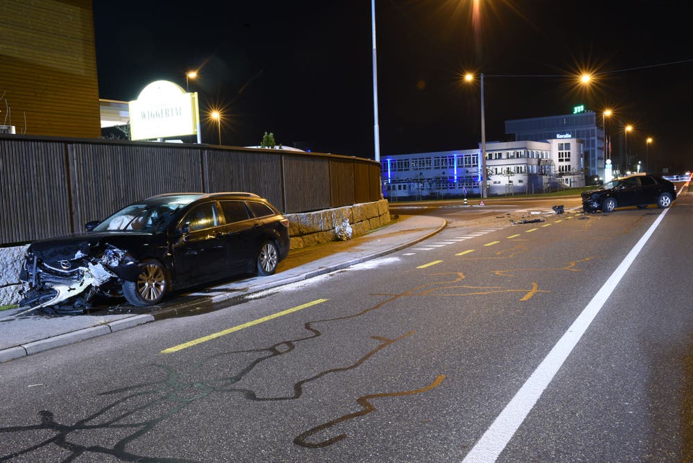 Dagmersellen - 29. NovemberBei einer Frontalkollision bei der Kreuzung Baselstrasse - Langnauerstrasse sind zwei Personen verletzt worden. Sie mussten mit dem Rettungsdienst ins Spital eingeliefert werden.