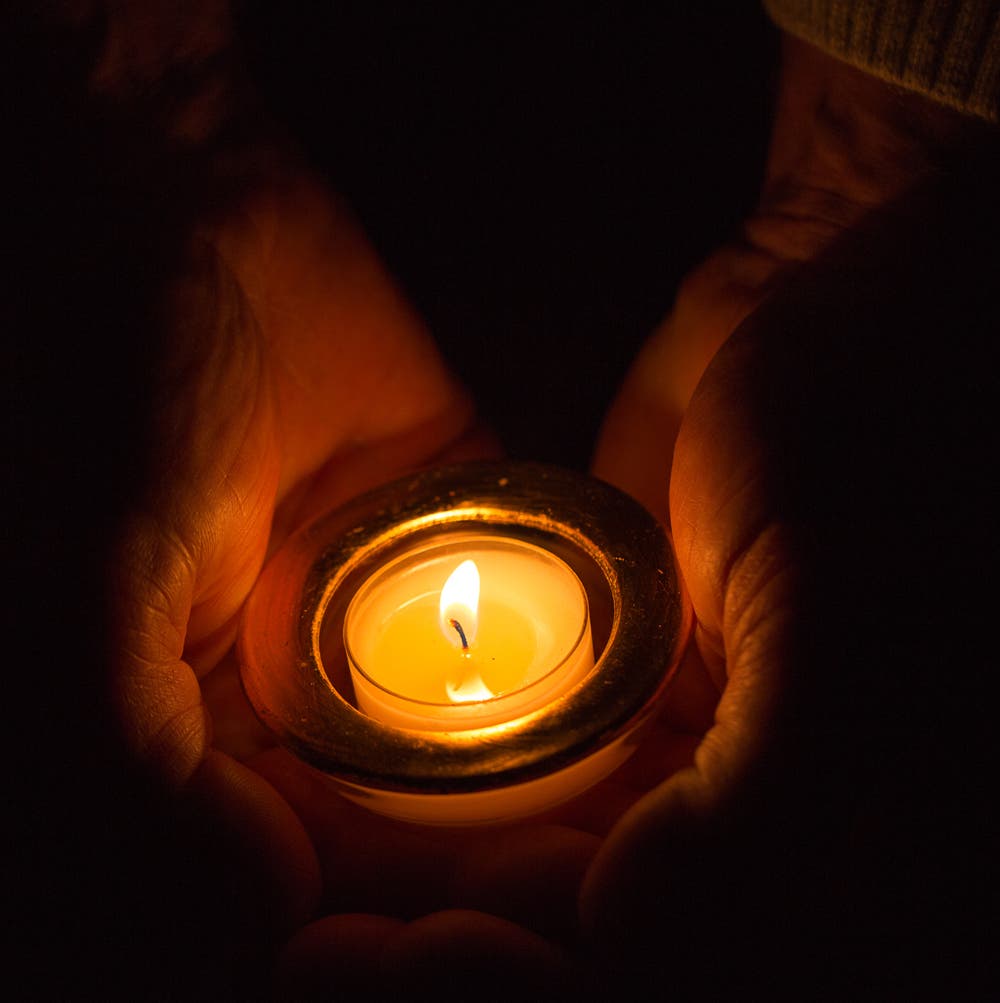 Wärmendes Kerzenlicht. (Bild: Priska Ziswiler-Heller, 29. November 2018))