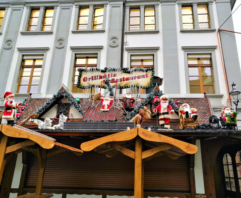 Schöne und lustige Weihnachtsdekoration mit Samichläusen in der Stadt Luzern. (Bild: Urs Gutfleisch (26. November 2018))