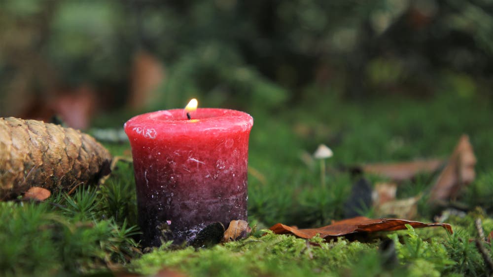 1.Advent: Die erste Kerze brennt für Stille, Ruhe und Herzlichkeit. (Bild: Irene Wanner (17. November 2018))