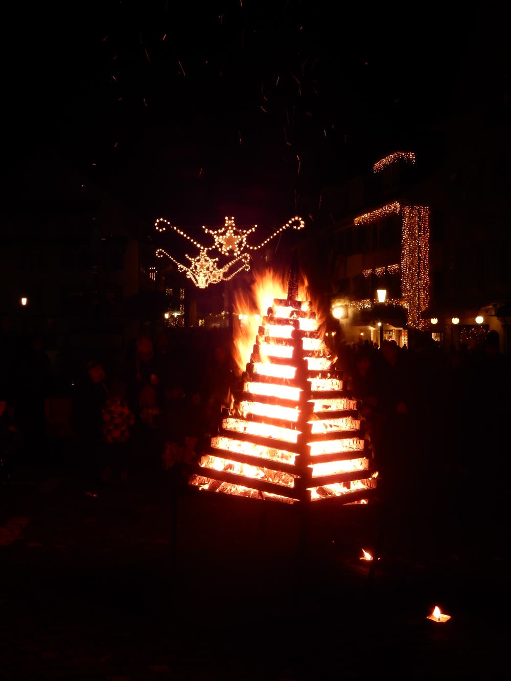Feuerpyramide des Quartiervereins Altstadt anlässlich «Altstadt im Lichterglanz». (Bild: Hans Peter Lässer (Sursee, 29. November 2018))