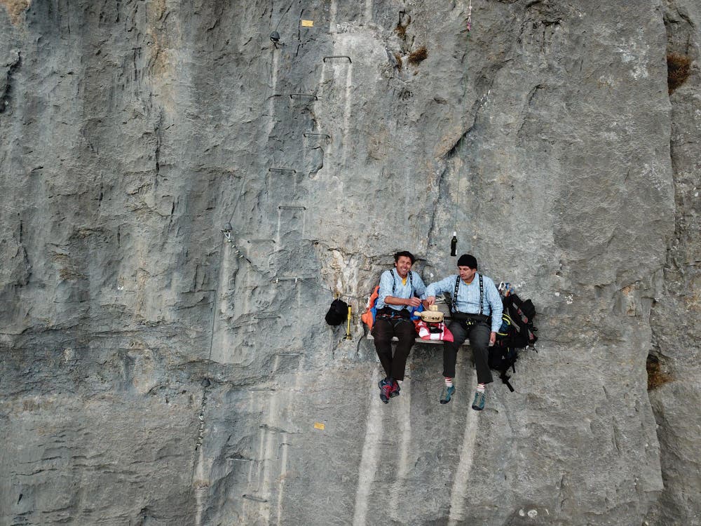 Bruno Leuzinger und Beat Walker geniessen ihr Fondue in einer Felswand am Fusse des Kaiserstocks beim Klausenpass. (Bild: Bruno Leuzinger (21. November 2018))