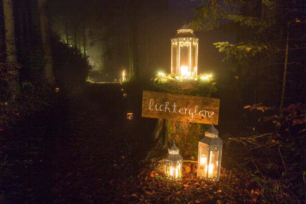 Waldzauber im Buttenberger Wald, wo der Lichterglanz den Weg beleuchtet. (Bild: Vroni Wey (Rickenbach, 25. November 2018))