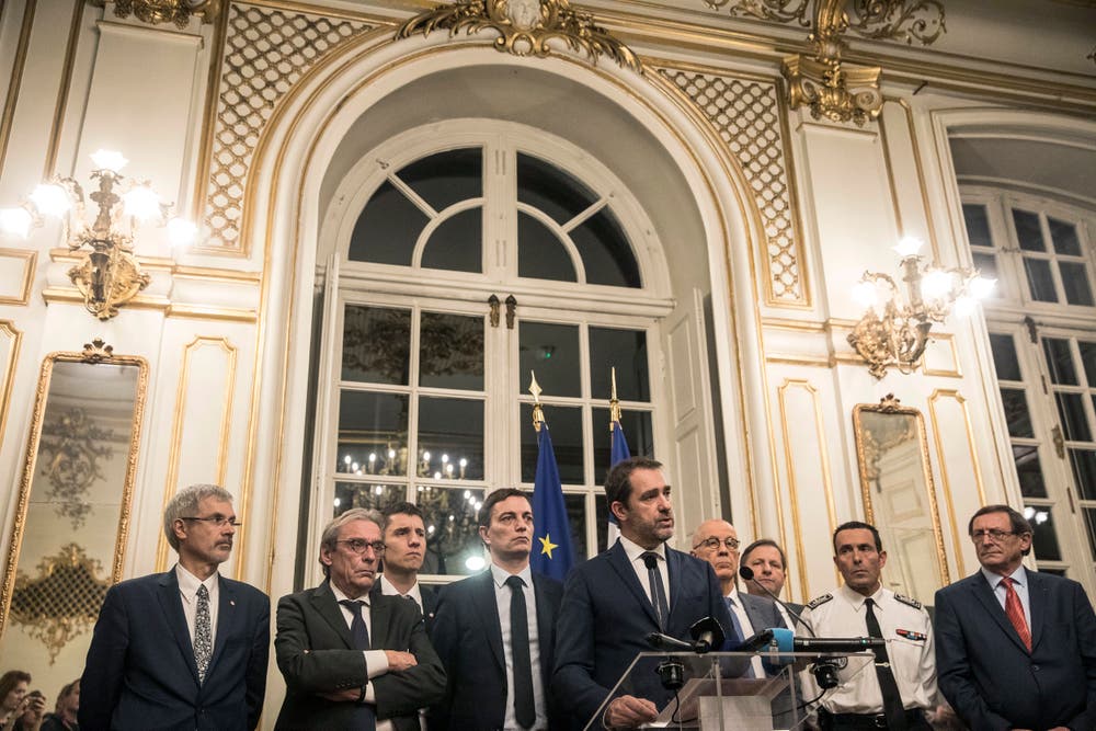 Frankreichs Innenminister Christophe Castaner (Mitte) hält eine Pressekonferenz un informiert über den aktuellen Wissensstand am Dienstagabend. Frankreichs Regierung hat die höchste nationale Sicherheitswarnstufe ausgerufen. (AP Photo/Jean-Francois Badias)