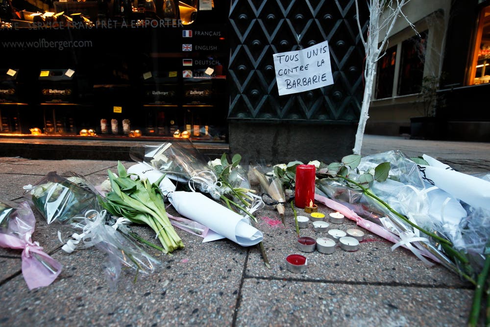 Blumen und Kerzen am Ort, wo eine Person getötet wurde. (Bild:EPA/RONALD WITTEK)
