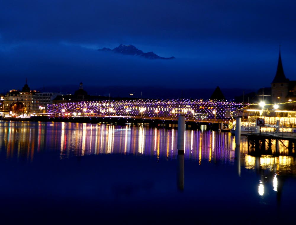 Selbst dem Pilatus gefällt die Leuchtenstadt. (Bild: Walter Buholzer (Luzern, 12. Dezember 2018))
