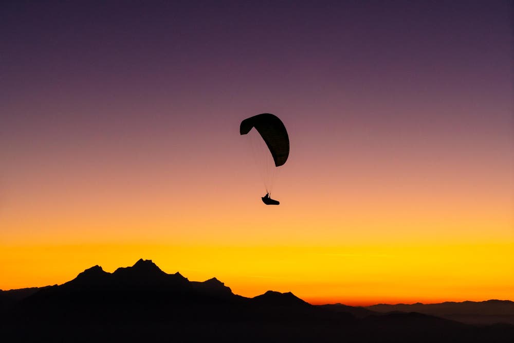 Gleitschirmflieger im Sonnenuntergang. (Bild: Marco Schäfer, Rigi Känzeli, 25. Oktober 2018)