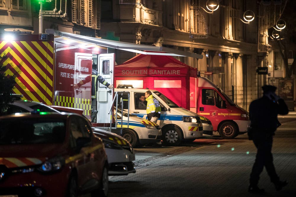 Rettungskräfte patroullieren nach der Schiesserie im Stadtzentrum und haben ihre mobilen Notfall-Stationen aufgebaut. (AP Photo/Jean-Francois Badias)