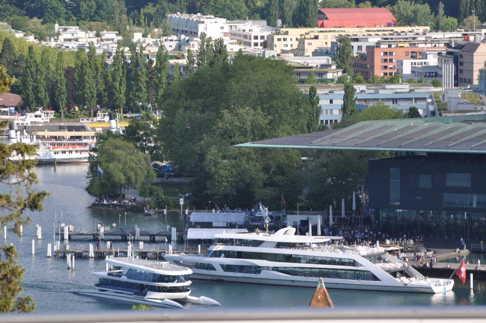 Das MS Diamant ist das erste Mal nach der Reparatur wieder am Landungssteg beim Bahnhof und trifft auf das neue MS Bürgenstock. (Bild: Anton Krieger-Lichotta (Luzern, 24. Mai 2018))