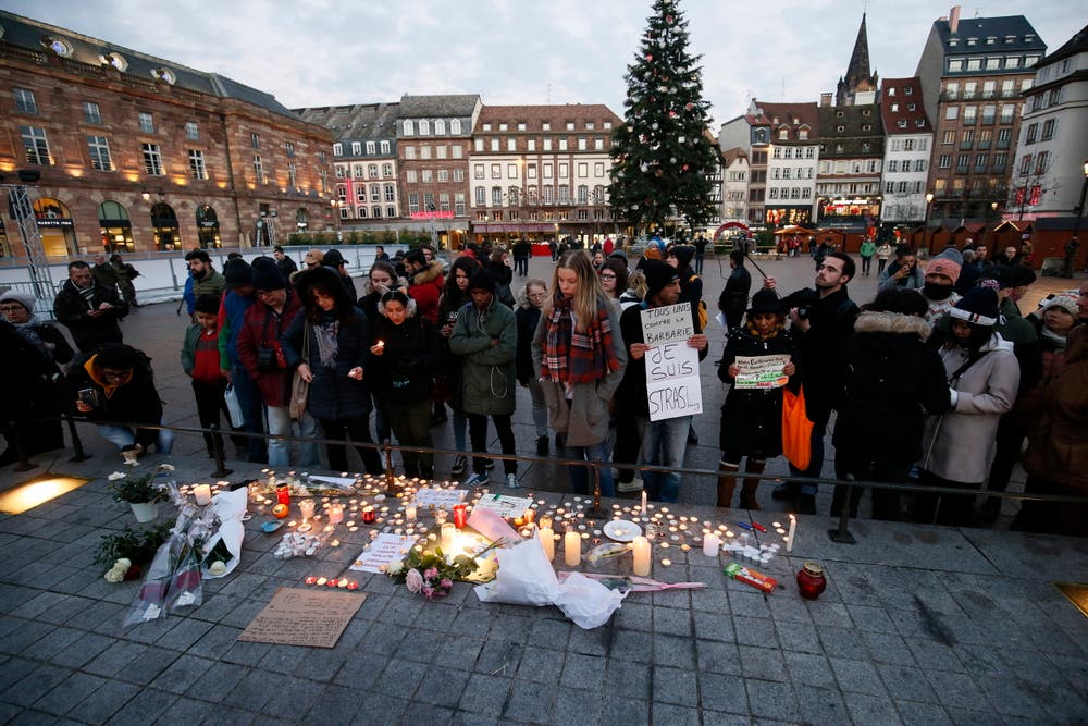 Menschen trauern um die Verstorbenen. (Bild:EPA/RONALD WITTEK)