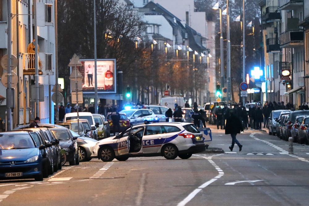 Die Polizei bei Razzien in der Nachbarschaft Neudorf in Strassburg. (Bild: EPA/RONALD WITTEK)