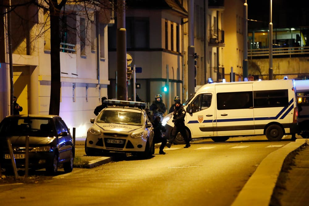 Französische Polizisten unterwegs in Strassburg am Donnerstagabend. (Bild: AP Photo/Christophe Ena)