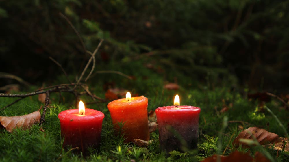 3. Advent: Die dritte Kerze brennt für Respekt, für Güte und für Gerechtikeit. (Bild: Irene wanner (Schötz, 22. November 2018))