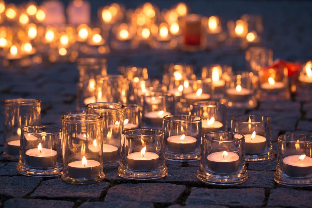 Lichter bei der Hofkirche. (Bild: Priska Ziswiler-Heller (Luzern, 15. Dezember 2018))