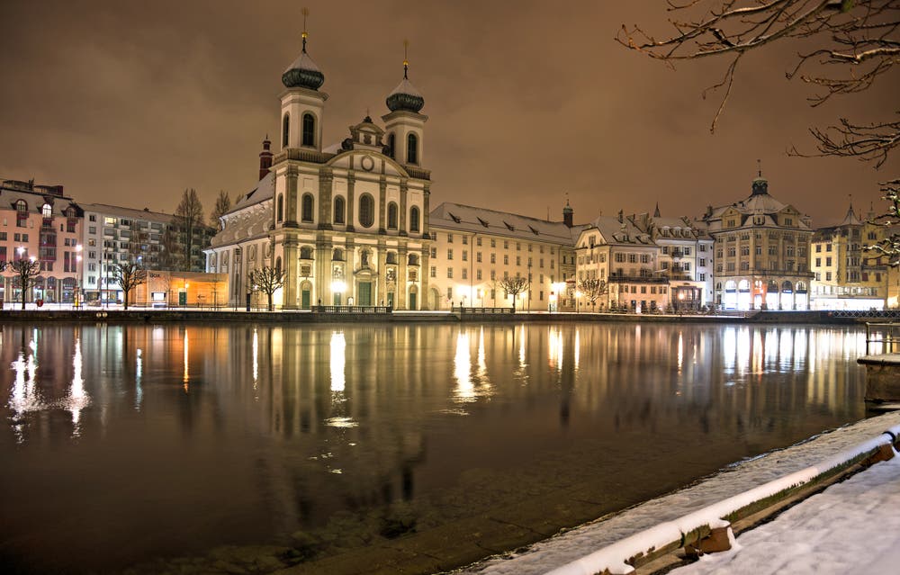 Verschneiter 3. Advent. Blick auf die Jesuitenkirche Luzern. (Bild: Marcel Bühler (16. Dezember 2018))
