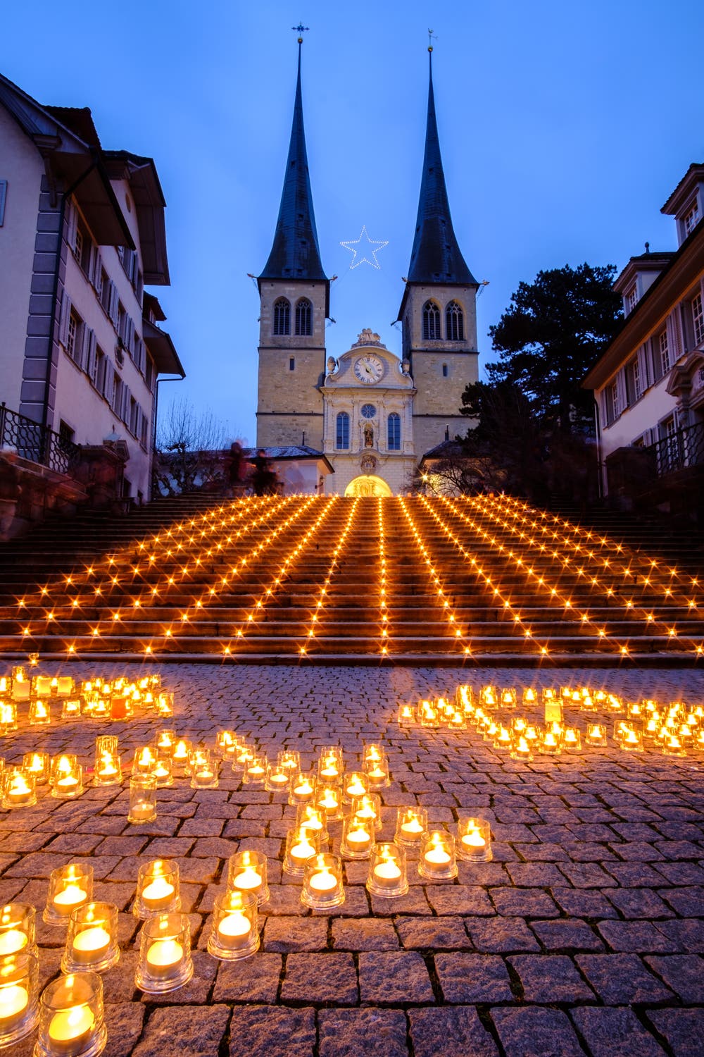 Am Samstag liess sich dieses schöne Lichtspektakel vor der Hofkirche fotografieren. (Bild: Andreas Zopp (Luzern, 15. Dezember 2018))