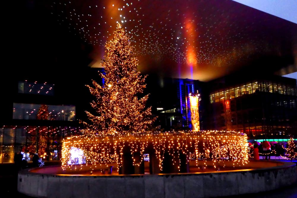 Lichtermeer beim KKL. (Bild: Walter Buholzer (Luzern, 2. Dezember 2018))