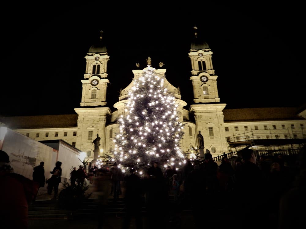 Der Start in den Weihnachtsmarkt in Einsiedeln war bei den milden Temperaturen für Jung und Alt ein tolles Erlebnis. (Margrith Imhof-Röthlin, 1. Dezember 2018))
