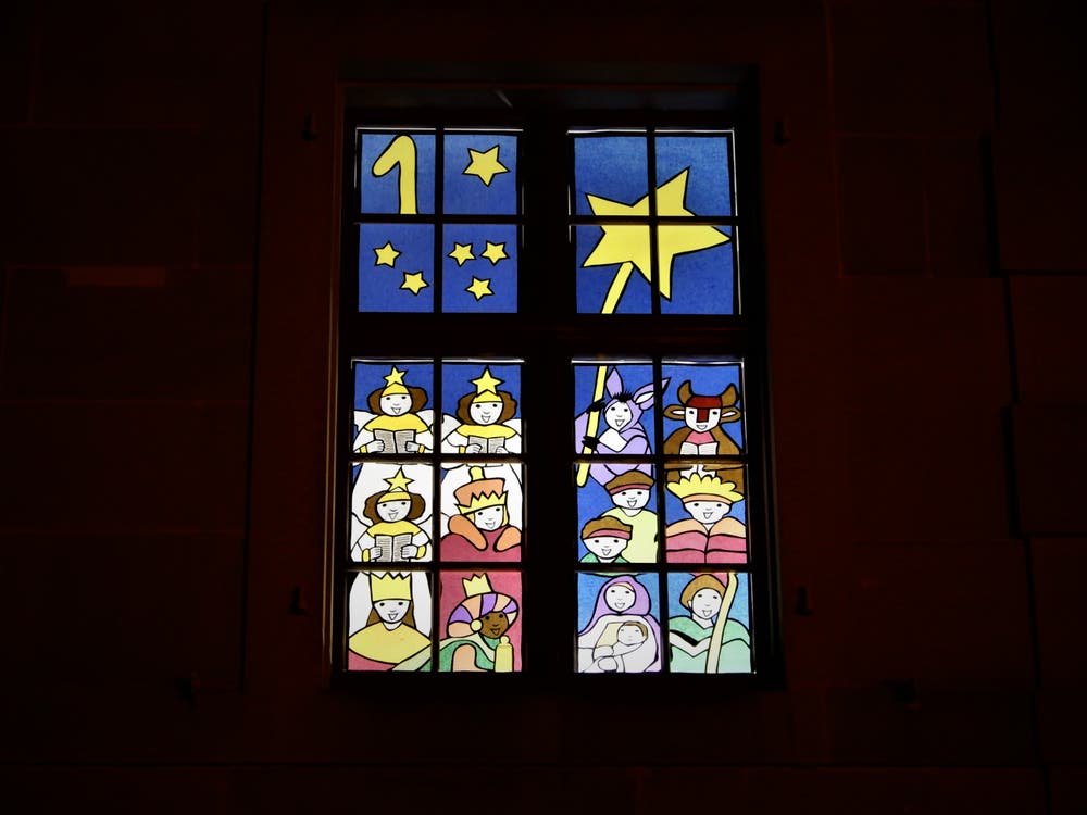 Das ist das 1. Fenster zum Start in den Advent und viele weitere werden in Einsiedeln, verteilt im ganzen Dorf, folgen. Aufgenommen bei der Klosterkirche in Einsiedeln. (Bild: Margrith Imhof-Röthlin (Einsiedeln, 1. Dezember 2018))