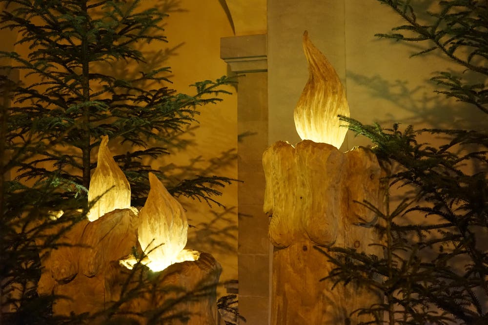 Das Licht der Kerzen wärmt unsere Herzen, beim Kircheneingang in Zell (Bild: Isidor Rösch (Zell, 19. Dezember 2018))
