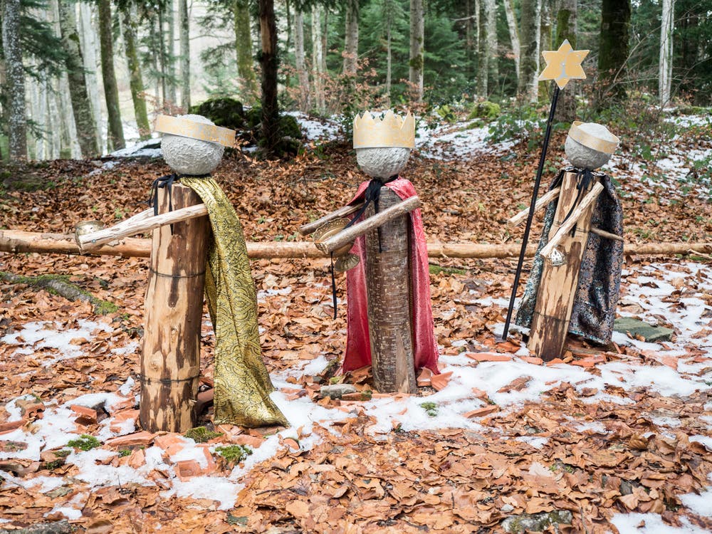 3 Könige auf dem Winterweg durch den Seelisberger Tannwald. (Bild: Theres Nussbaumer (Seelisberg, 19. Dezember 2018))