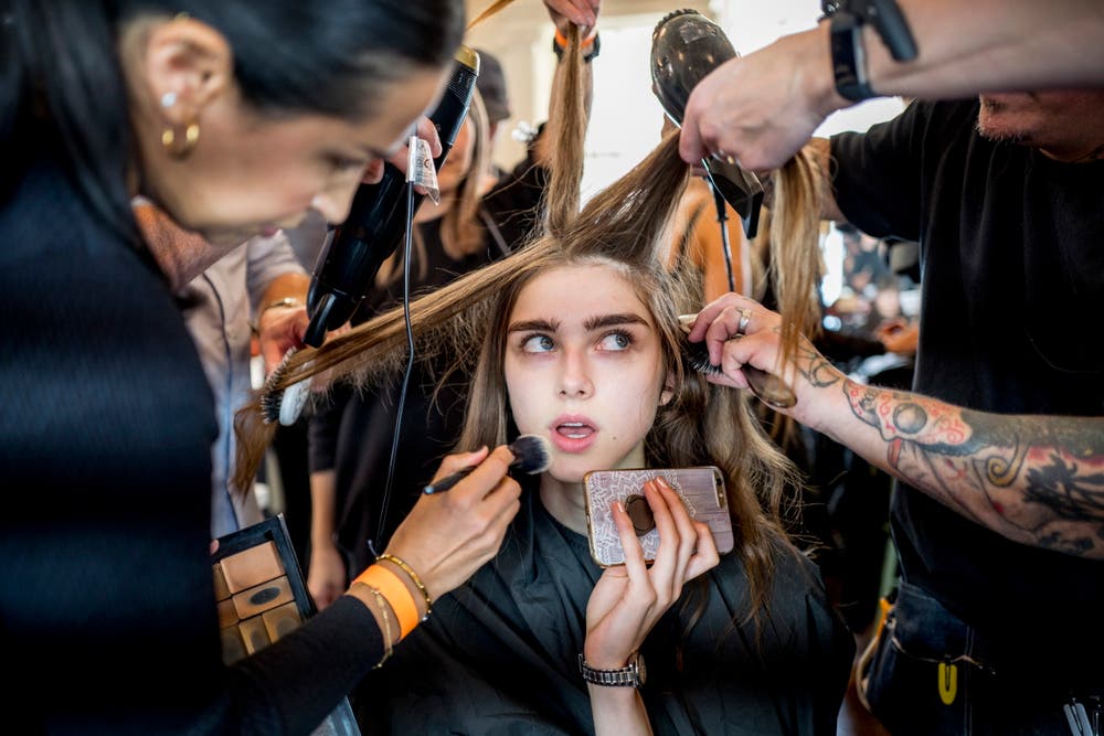 Ein Model während dem Styling vor der London Fashion Week. (Bild: Tolga Akmen (London, 15. September 2018))