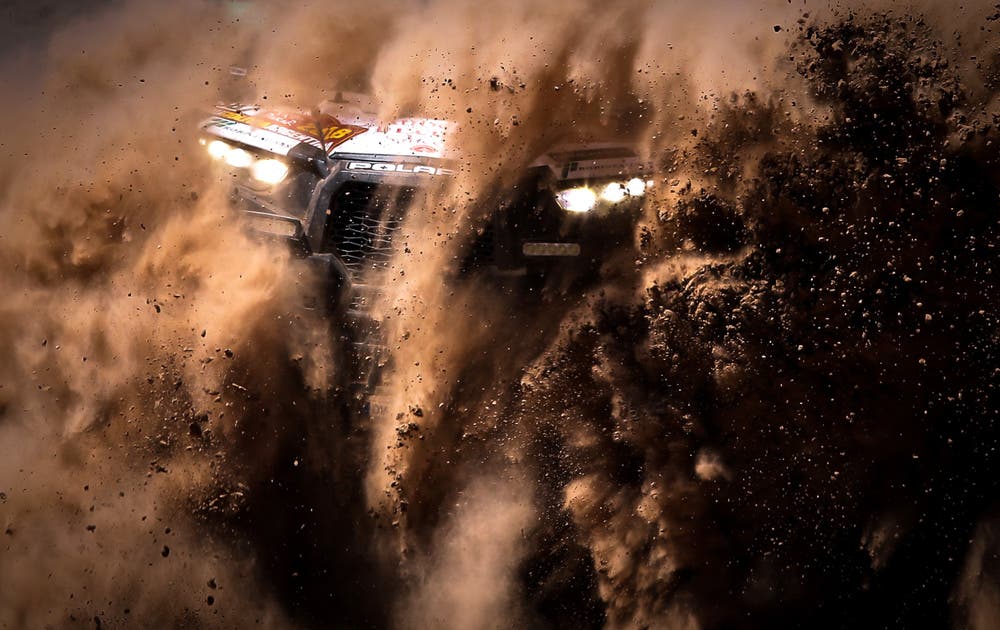 Dakar Rally in Argentinien: Das Rennauto des Franzosen Claude Gournier wirbelt Dreck und Staub auf. (Bild: Nicolas Aguilera/EPA (Cordoba, 19. Januar 2018))