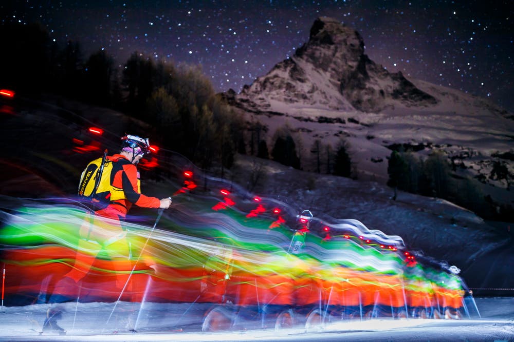 Skitourengänger beim Start zur 21. Patrouille des Glaciers, einem der härtesten Skiwettkämpfe der Alpen, organisiert von der Schweizer Armee. (Bild: Valentin Flauraud/EPA (Stafel, 17. April 2018))